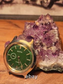 Vintage BOCTOK Russian Soviet USSR Mechanical Wind-Up Green Wristwatch