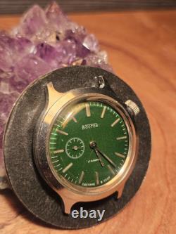 Vintage BOCTOK Russian Soviet USSR Mechanical Wind-Up Green Wristwatch
