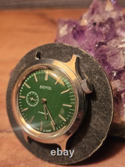 Vintage BOCTOK Russian Soviet USSR Mechanical Wind-Up Green Wristwatch
