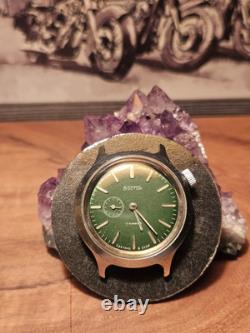 Vintage BOCTOK Russian Soviet USSR Mechanical Wind-Up Green Wristwatch