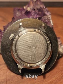 Vintage BOCTOK Russian Soviet USSR Mechanical Wind-Up Green Wristwatch