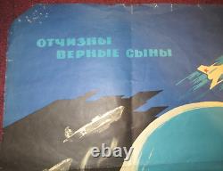 Affiche originale vintage de 1967 de l'URSS soviétique russe : pilote de chasseur à réaction dans l'espace