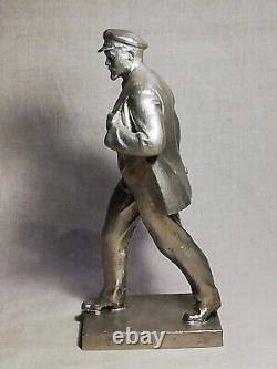 Agitation de la propagande soviétique en sculpture russe: LENINE EN MARCHE à Léningrad en URSS en métal.