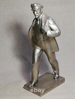 Agitation de la propagande soviétique en sculpture russe: LENINE EN MARCHE à Léningrad en URSS en métal.