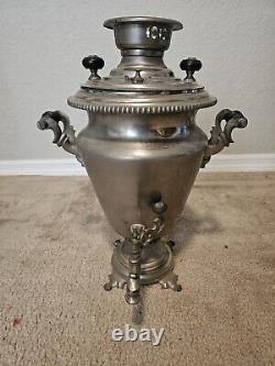 Ancien samovar en bois soviétique à charbon, carbone, russe ethnique URSS soviétique
