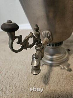 Ancien samovar en bois soviétique à charbon, carbone, russe ethnique URSS soviétique