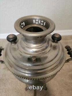Ancien samovar en bois soviétique à charbon, carbone, russe ethnique URSS soviétique