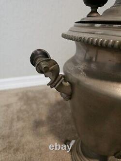 Ancien samovar en bois soviétique à charbon, carbone, russe ethnique URSS soviétique