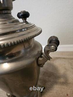 Ancien samovar en bois soviétique à charbon, carbone, russe ethnique URSS soviétique
