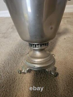 Ancien samovar en bois soviétique à charbon, carbone, russe ethnique URSS soviétique