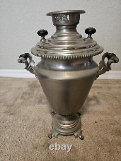 Ancien samovar en bois soviétique à charbon, carbone, russe ethnique URSS soviétique