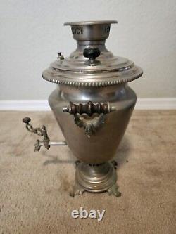 Ancien samovar en bois soviétique à charbon, carbone, russe ethnique URSS soviétique