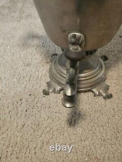 Ancien samovar en bois soviétique à charbon, carbone, russe ethnique URSS soviétique