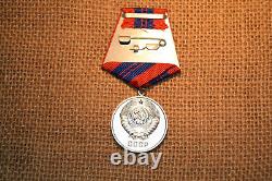 BADGE ÉMAILLÉ DE SERVICE EXCELLENT DE PROTECTION CCCP URSS SOVIÉTIQUE RUSSE