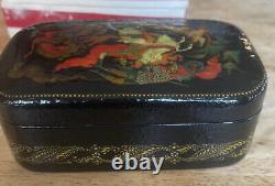 Boîte de laque noire russe vintage URSS 1990