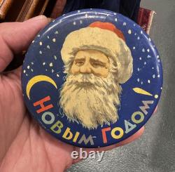 Boîte en fer-blanc de bonbons soviétiques russes de 1960 avec le visage du Père Noël et confettis