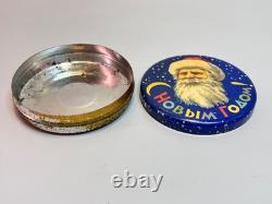 Boîte en fer-blanc de bonbons soviétiques russes de 1960 avec le visage du Père Noël et confettis