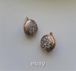 Boucles d'oreilles percées en argent sterling doré de l'URSS soviétique russe vintage avec des pierres de zircon cubique en grappe.