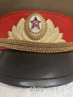 Casquettes et chapeaux militaires russes d'officiers de l'ancienne URSS Union soviétique.