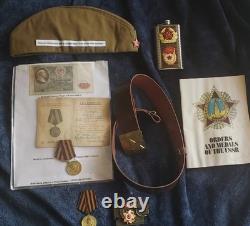 Ceinture, médailles, flasque, casquette et effets personnels de soldat enrôlé soviétique russe de la Seconde Guerre mondiale LOT