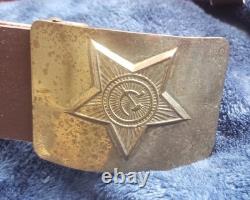 Ceinture, médailles, flasque, casquette et effets personnels de soldat enrôlé soviétique russe de la Seconde Guerre mondiale LOT