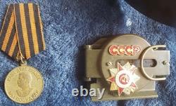 Ceinture, médailles, flasque, casquette et effets personnels de soldat enrôlé soviétique russe de la Seconde Guerre mondiale LOT