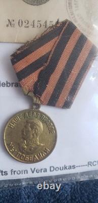 Ceinture, médailles, flasque, casquette et effets personnels de soldat enrôlé soviétique russe de la Seconde Guerre mondiale LOT