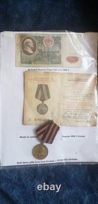 Ceinture, médailles, flasque, casquette et effets personnels de soldat enrôlé soviétique russe de la Seconde Guerre mondiale LOT