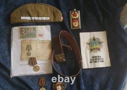 Ceinture, médailles, flasque, casquette et effets personnels de soldat enrôlé soviétique russe de la Seconde Guerre mondiale LOT