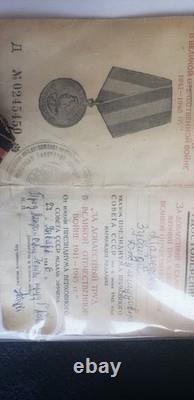 Ceinture, médailles, flasque, casquette et effets personnels de soldat enrôlé soviétique russe de la Seconde Guerre mondiale LOT