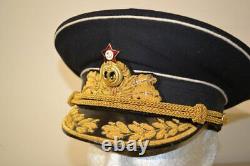 Chapeau de visière noire d'amiral soviétique russe de l'URSS ère de la Guerre froide