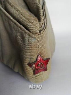 Chapeau original de soldat soviétique russe de la Seconde Guerre mondiale avec insigne d'origine