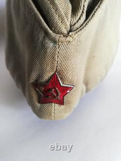 Chapeau original de soldat soviétique russe de la Seconde Guerre mondiale avec insigne d'origine