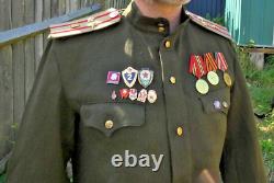 Chemise de tunique d'officier de l'Armée soviétique russe des années 1950 avec des badges de l'URSS, taille L