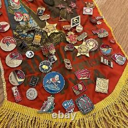 Collection de pins, médailles et boutons militaires soviétiques russes vintage de la Seconde Guerre mondiale avec drapeau