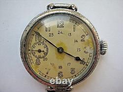 Commandant militaire soviétique russe de la Seconde Guerre mondiale de 1945 montre KIROVSKIE 2MCHZ