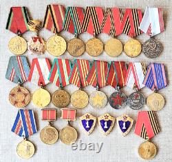 Ensemble de 23 médailles militaires, de travail et jubiliaires soviétiques russes de l'URSS. Description