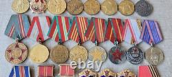 Ensemble de 23 médailles militaires, de travail et jubiliaires soviétiques russes de l'URSS. Description