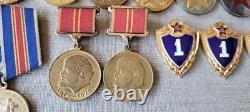 Ensemble de 23 médailles militaires, de travail et jubiliaires soviétiques russes de l'URSS. Description