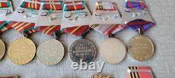 Ensemble de 23 médailles militaires, de travail et jubiliaires soviétiques russes de l'URSS. Description