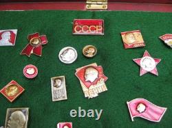 Ensemble de 80 épinglettes soviétiques vintage de l'URSS avec Lénine dans une boîte d'exposition