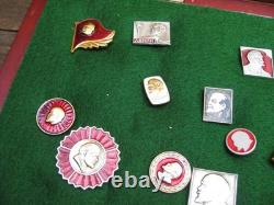 Ensemble de 80 épinglettes soviétiques vintage de l'URSS avec Lénine dans une boîte d'exposition