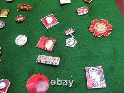 Ensemble de 80 épinglettes soviétiques vintage de l'URSS avec Lénine dans une boîte d'exposition