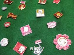 Ensemble de 80 épinglettes soviétiques vintage de l'URSS avec Lénine dans une boîte d'exposition