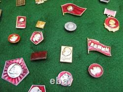 Ensemble de 80 épinglettes soviétiques vintage de l'URSS avec Lénine dans une boîte d'exposition