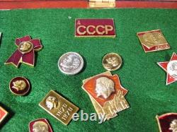 Ensemble de 80 épinglettes soviétiques vintage de l'URSS avec Lénine dans une boîte d'exposition