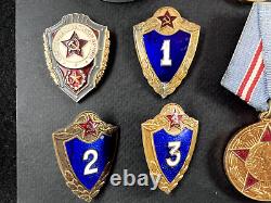 Ensemble soviético russe de 25 médailles et insignes de vétéran de la Seconde Guerre mondiale de l'Armée soviétique. Document