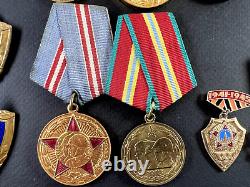 Ensemble soviético russe de 25 médailles et insignes de vétéran de la Seconde Guerre mondiale de l'Armée soviétique. Document