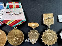 Ensemble soviético russe de 25 médailles et insignes de vétéran de la Seconde Guerre mondiale de l'Armée soviétique. Document