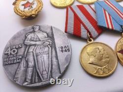 Ensemble soviétique russe de 17 médailles, insignes. 5 documents de vétéran de la Seconde Guerre mondiale, armée. URSS